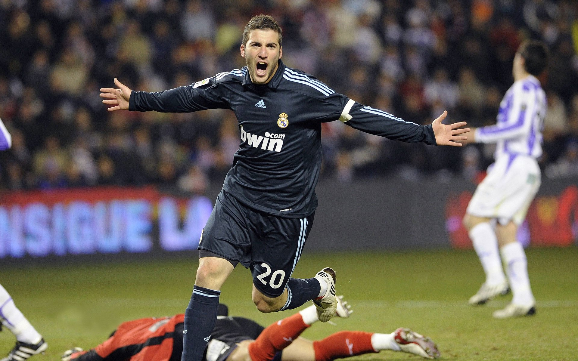 法甲豪门遭遇险情:悬念时刻,逆境中的坚韧不拔,法甲为何没有豪门俱乐部